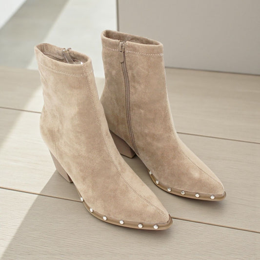 BOTÍN TACÓN TACHAS TAUPE