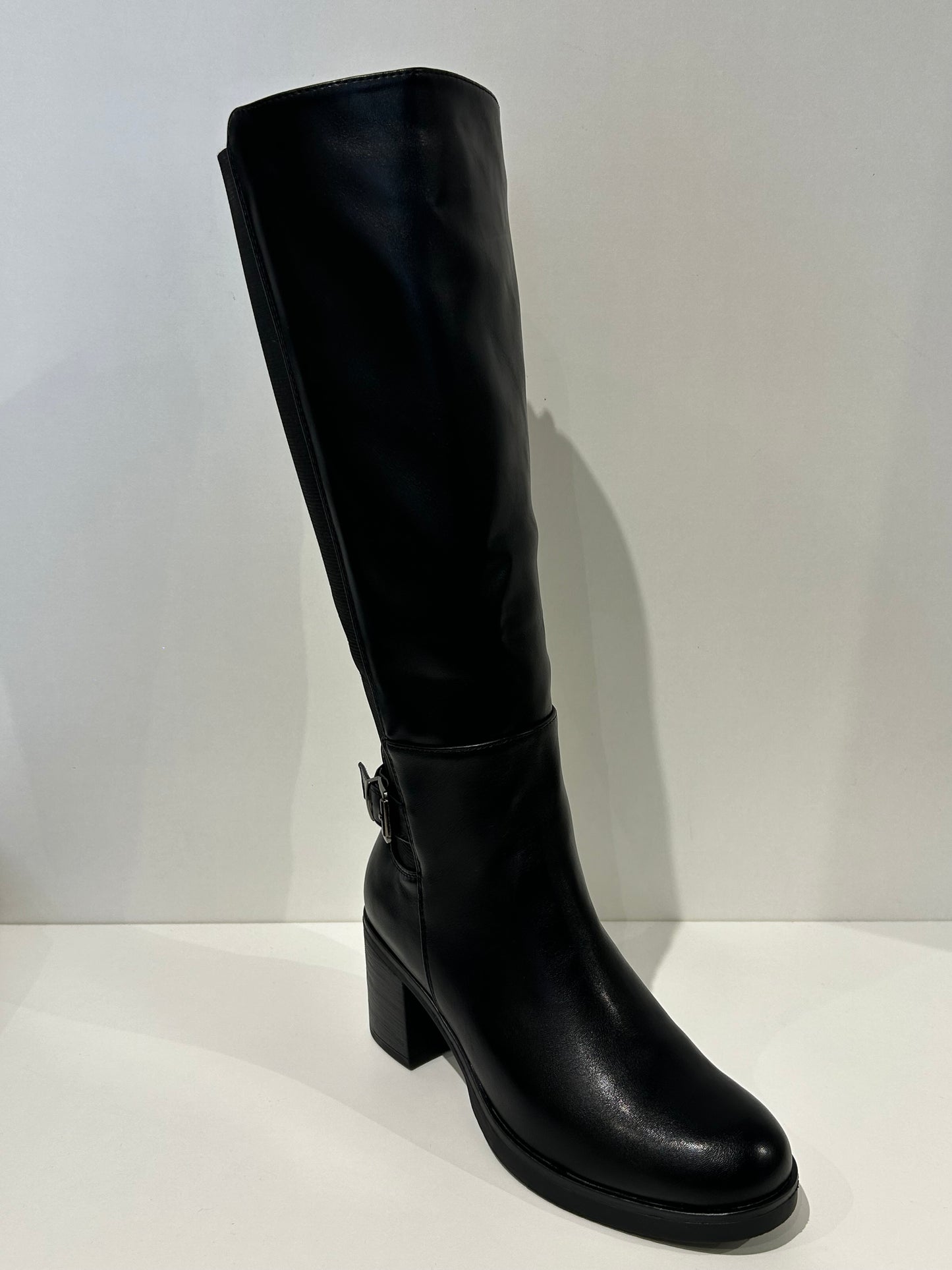 BOTA ALTA GOMA TACÓN NEGRA