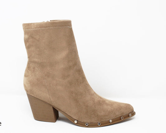 BOTÍN TACÓN TACHAS TAUPE