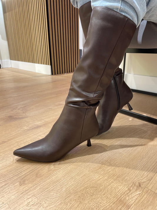 BOTA ALTA MARY TACÓN KITTEN MARRÓN