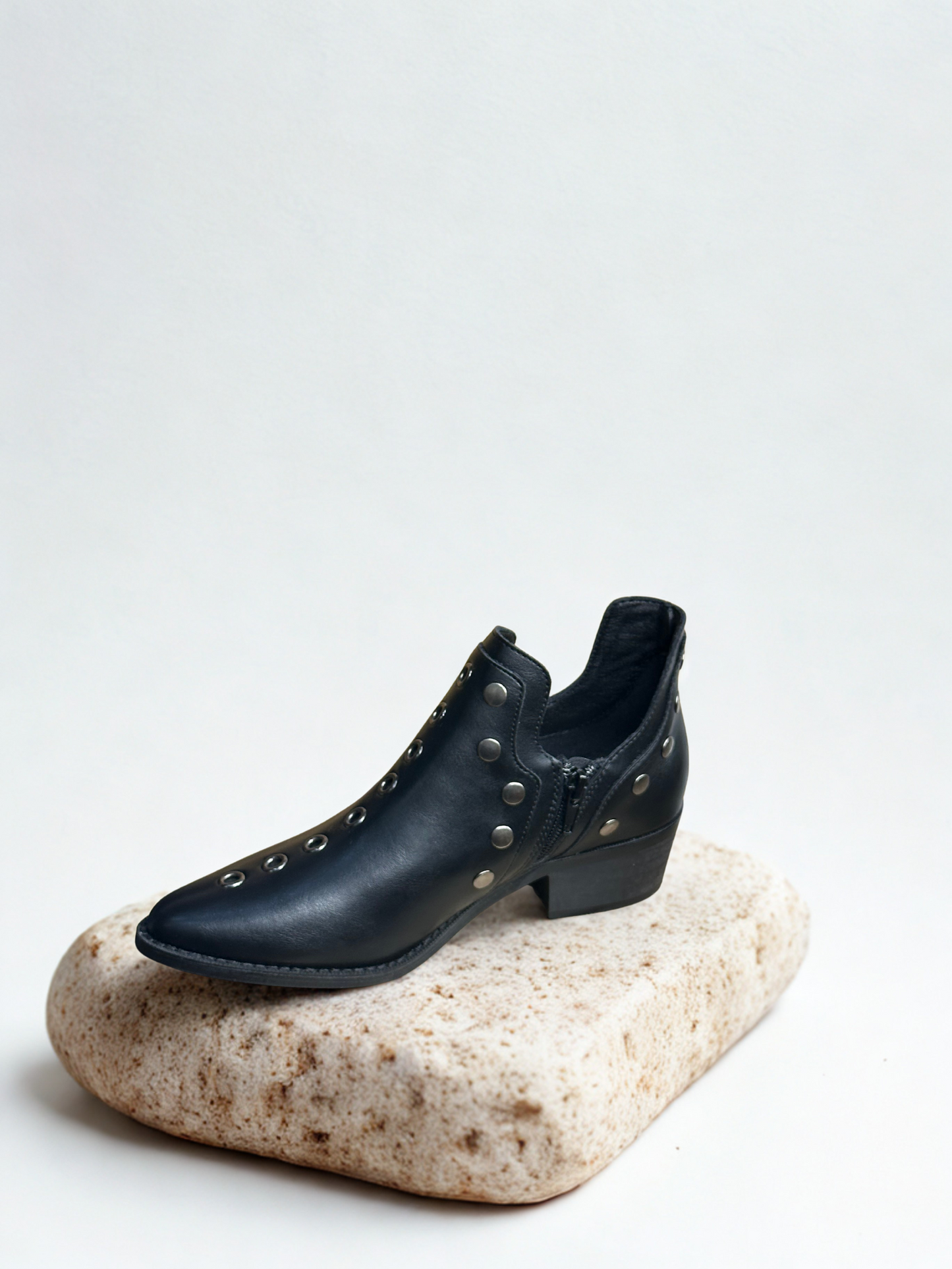 BOTIN AMANDA TACHUELAS BLACK