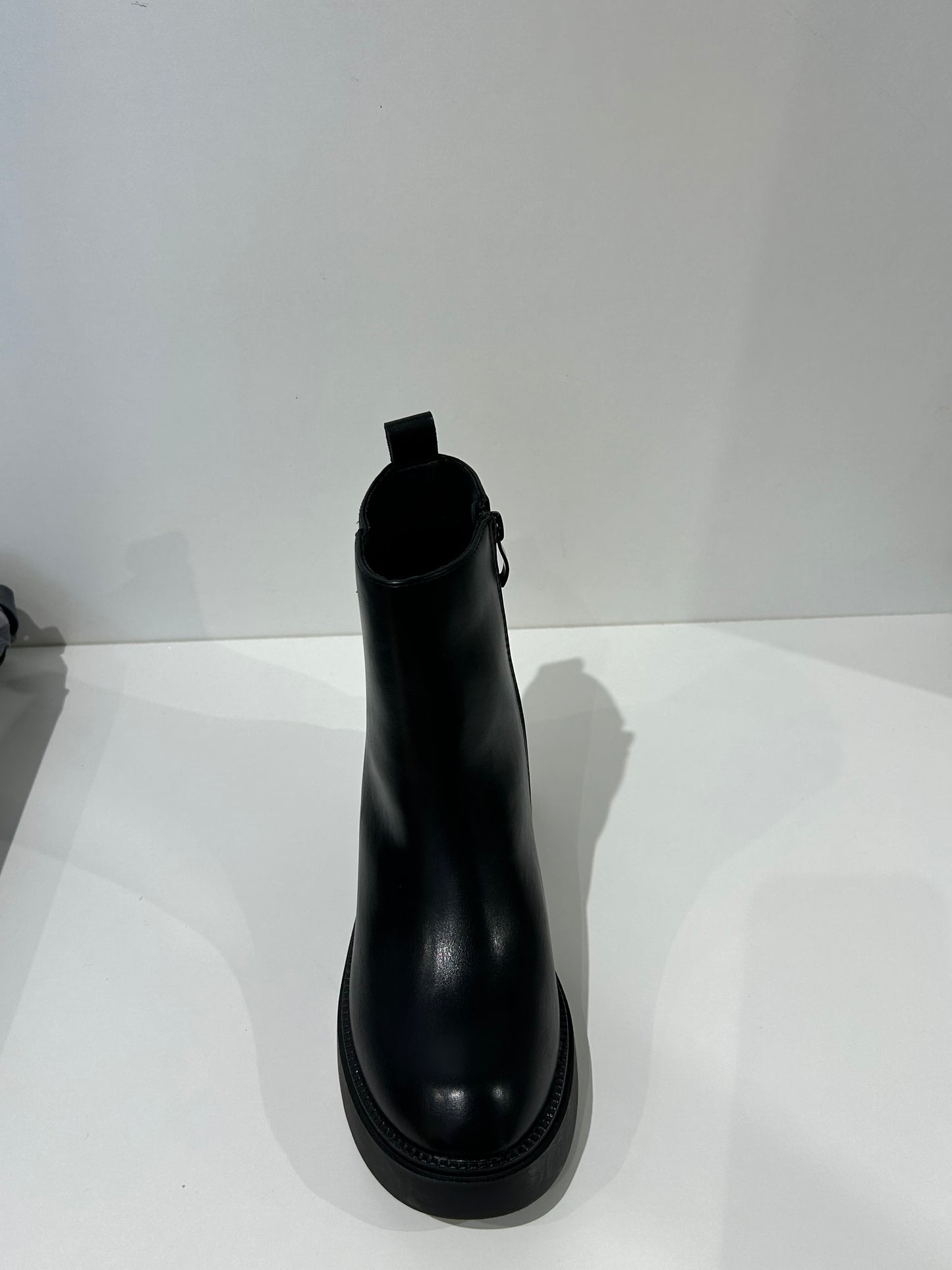 BOTÍN CLAUDIA TACÓN NEGRO