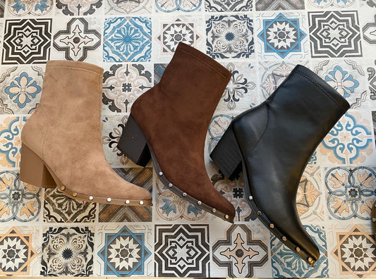 BOTÍN TACÓN TACHAS MARRÓN