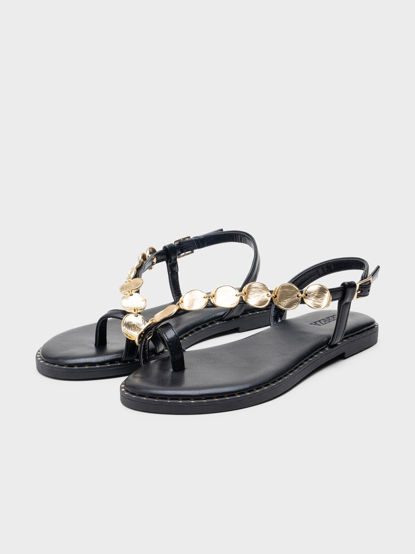 SANDALIA PLANA MONEDAS TACHUELAS BLACK
