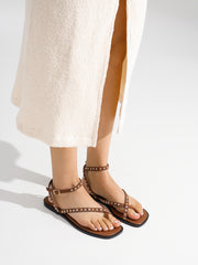 SANDALIA PLANA TACHUELAS CAMEL