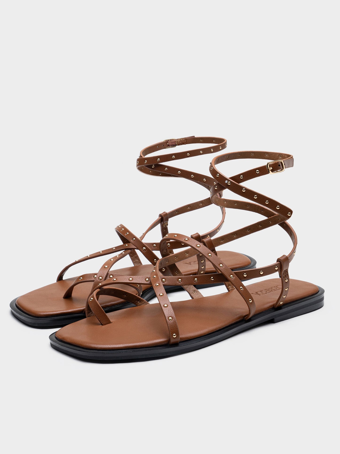 SANDALIA PLANA TACHUELAS ROMANA CAMEL