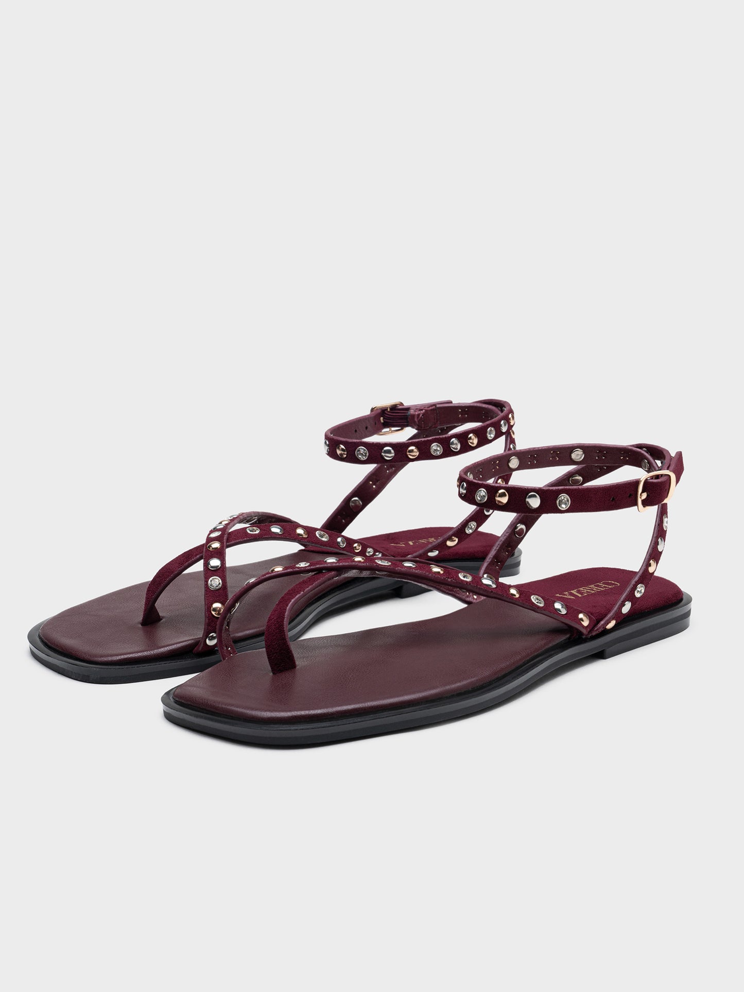 SANDALIA PLANA TACHUELAS BURGUNDY
