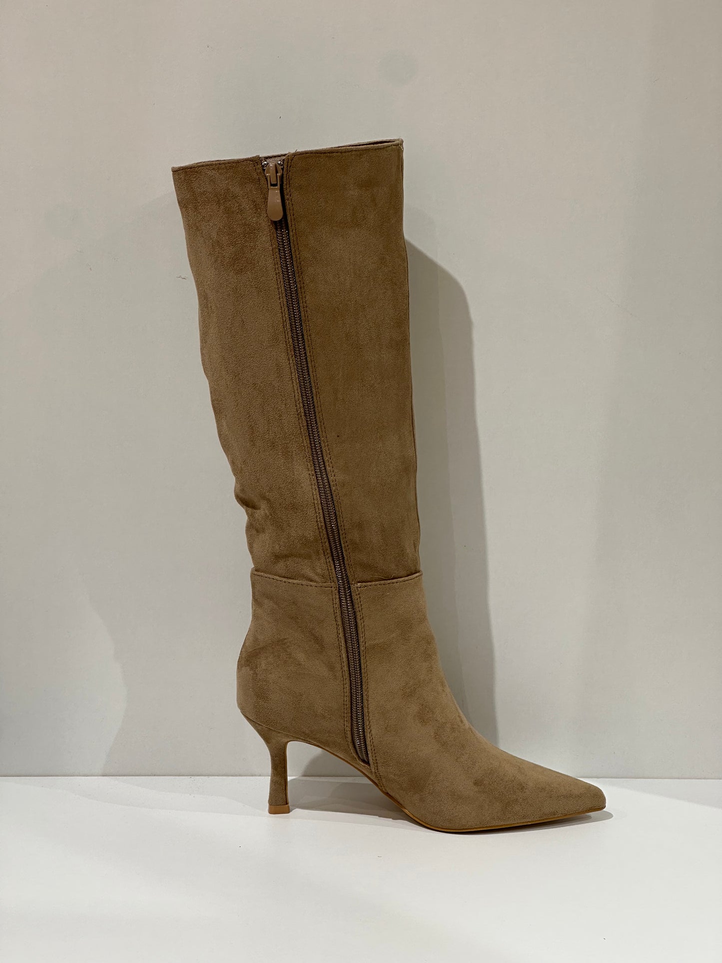 BOTA DIANA TACÓN KITTEN KAKI