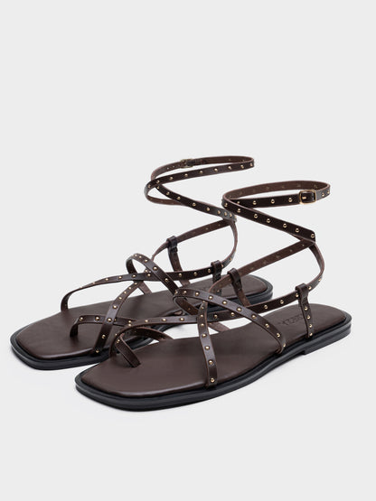 SANDALIA PLANA TACHUELAS ROMANA BROWN