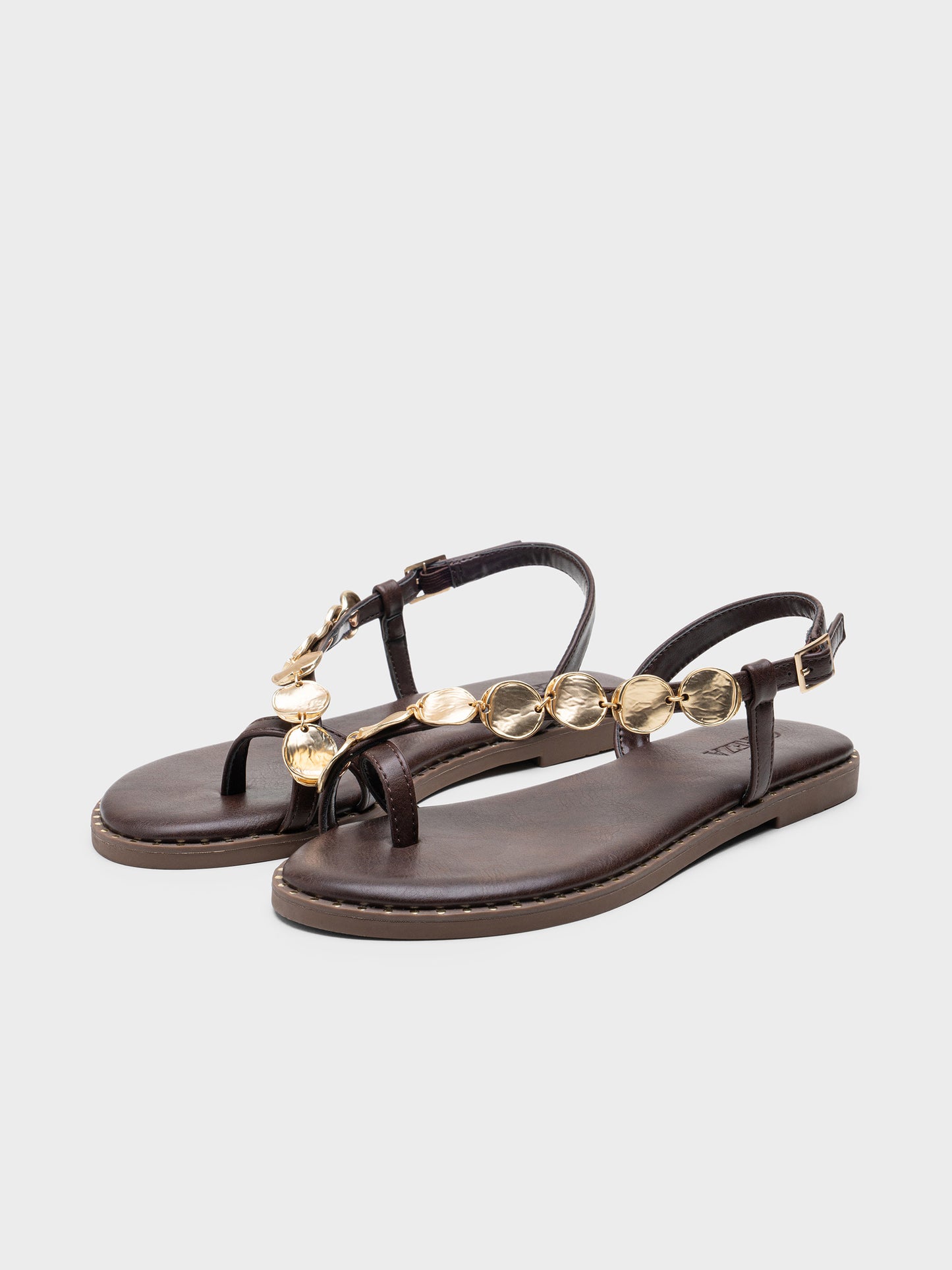 SANDALIA PLANA MONEDAS TACHUELAS COFFEE