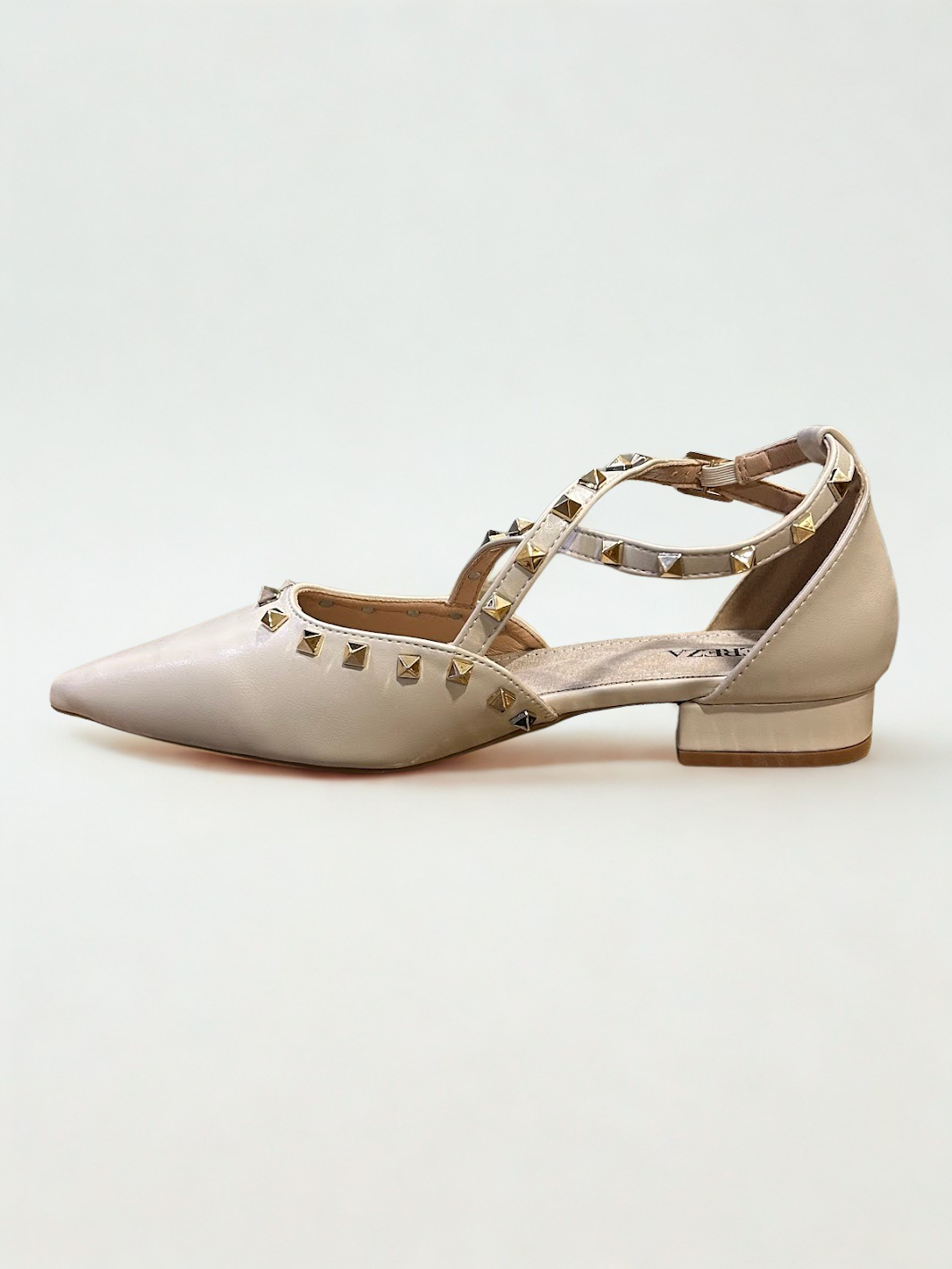 ZAPATO ARIANA TACHUELAS BEIGE