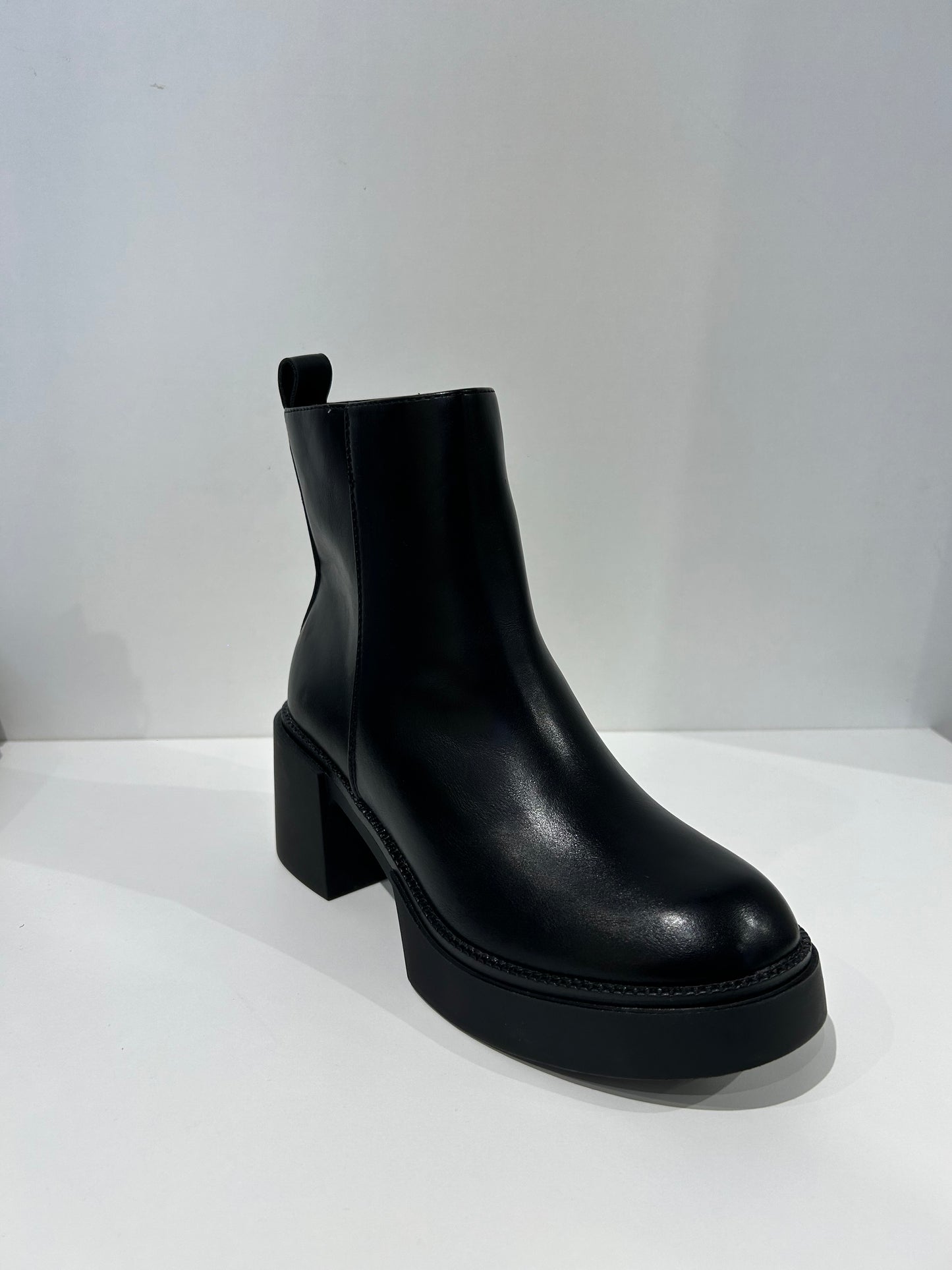 BOTÍN CLAUDIA TACÓN NEGRO