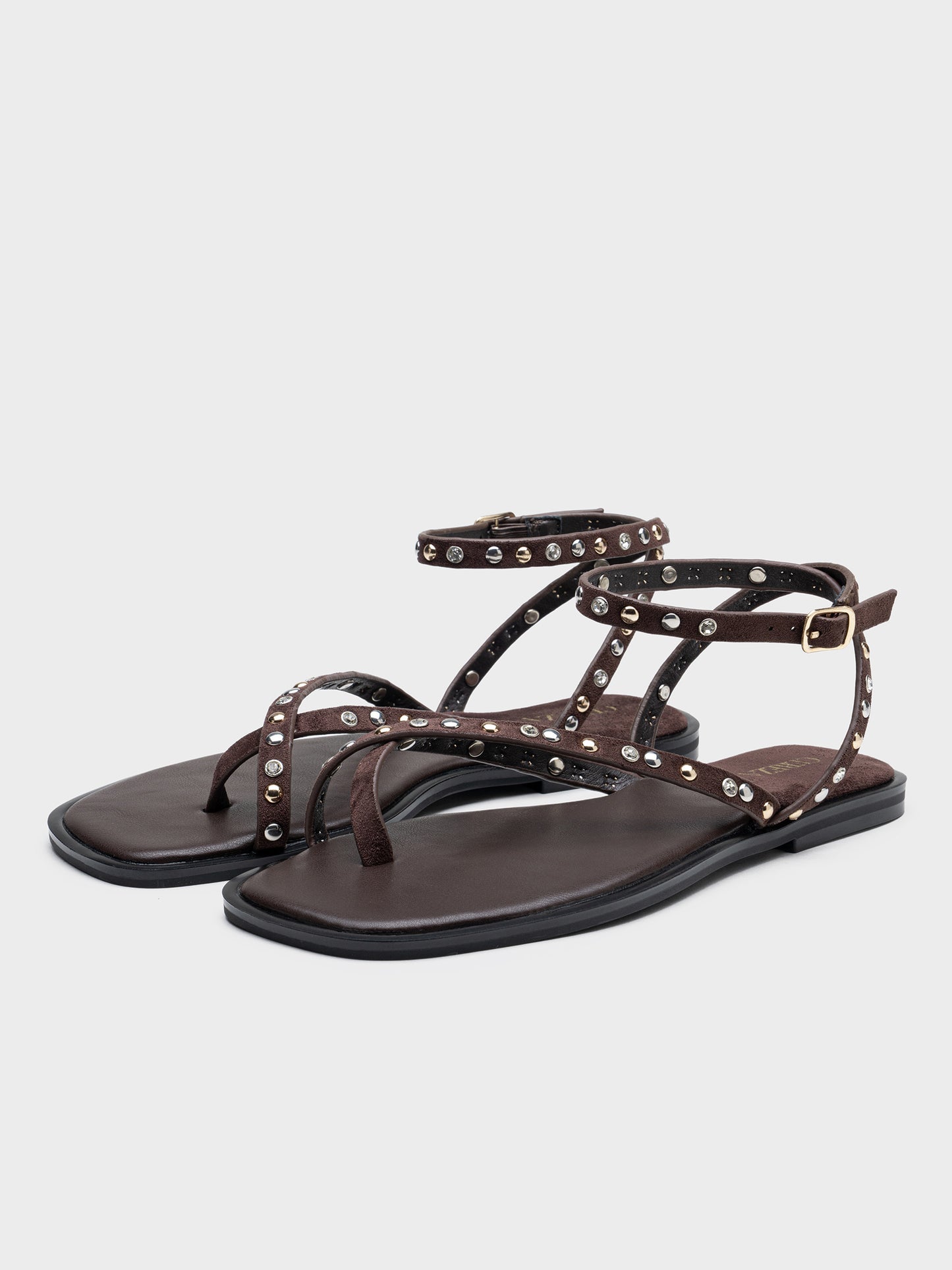 SANDALIA PLANA TACHUELAS BROWN