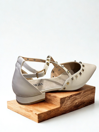 ZAPATO ARIANA TACHUELAS BEIGE