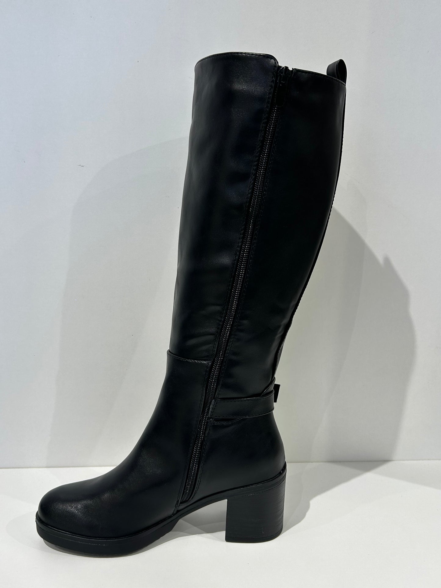 BOTA ALTA GOMA TACÓN NEGRA