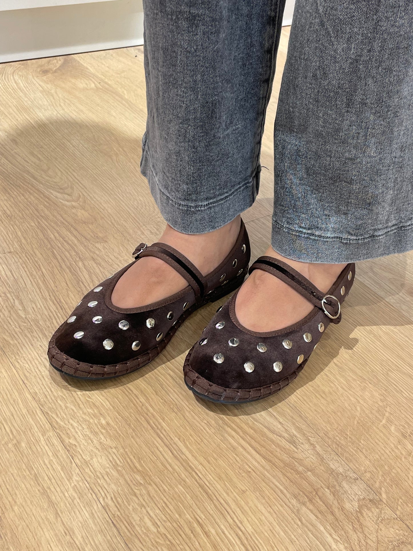 MERCEDITAS NAYLA TACHUELAS BROWN