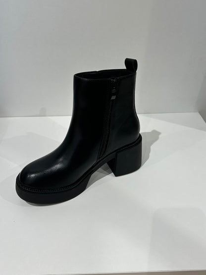 BOTÍN CLAUDIA TACÓN NEGRO