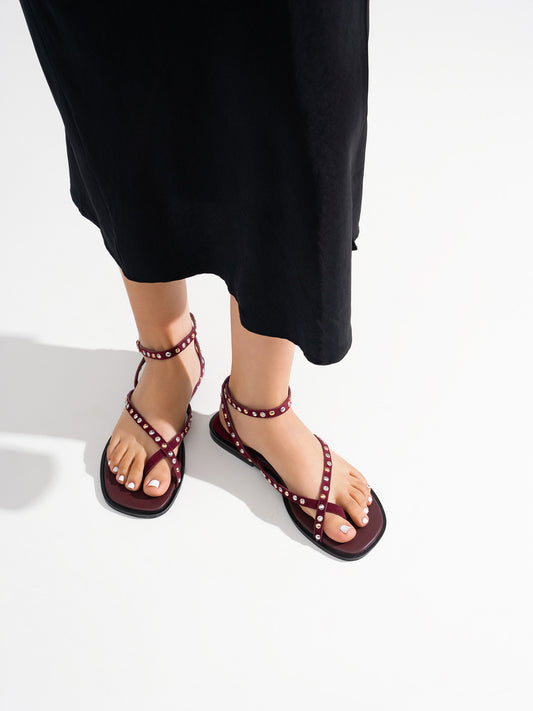 SANDALIA PLANA TACHUELAS BURGUNDY