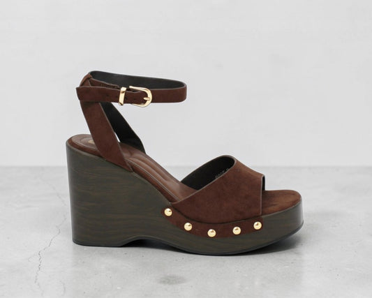 SANDALIA CUÑA ABIERTA TACHAS MARRÓN