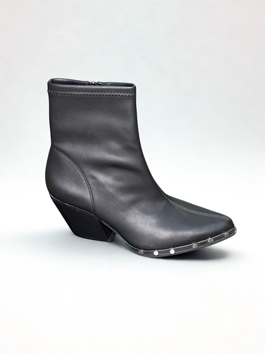 BOTÍN NAYARA TACHUELAS NEGRO