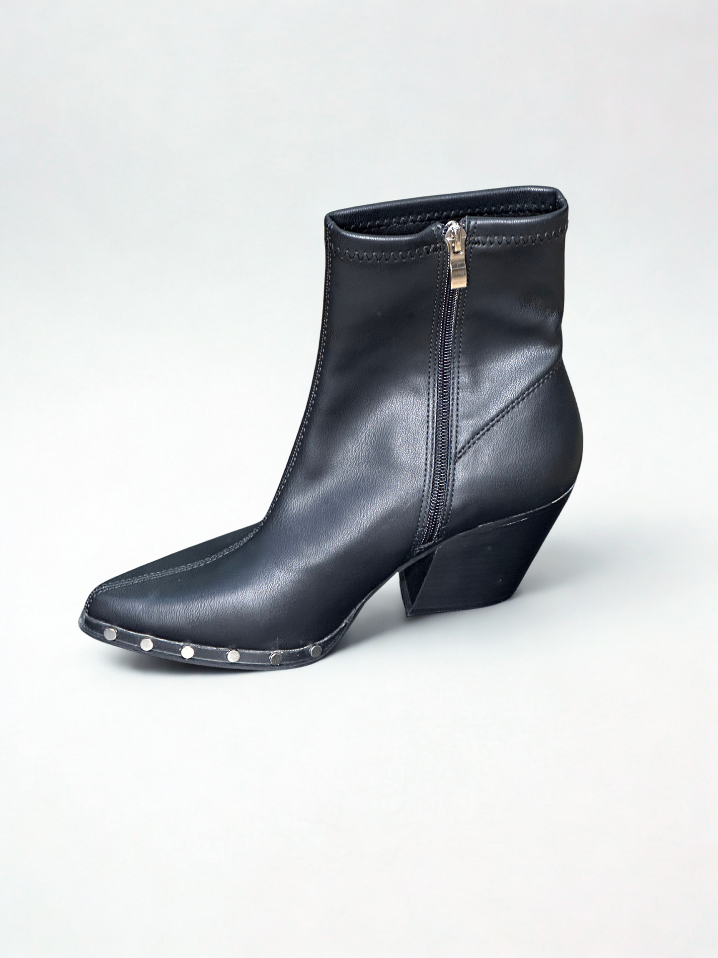 BOTÍN NAYARA TACHUELAS NEGRO