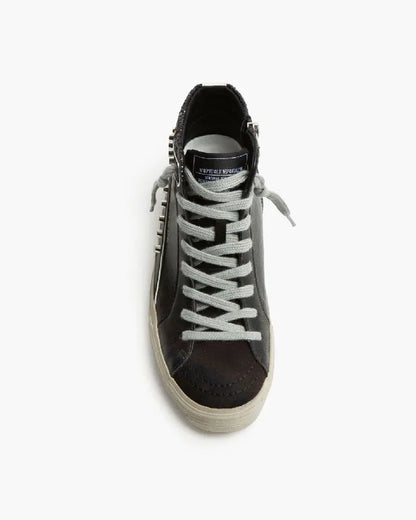 SNEAKER BOTÍN TACHUELAS BRILLO NEGRO