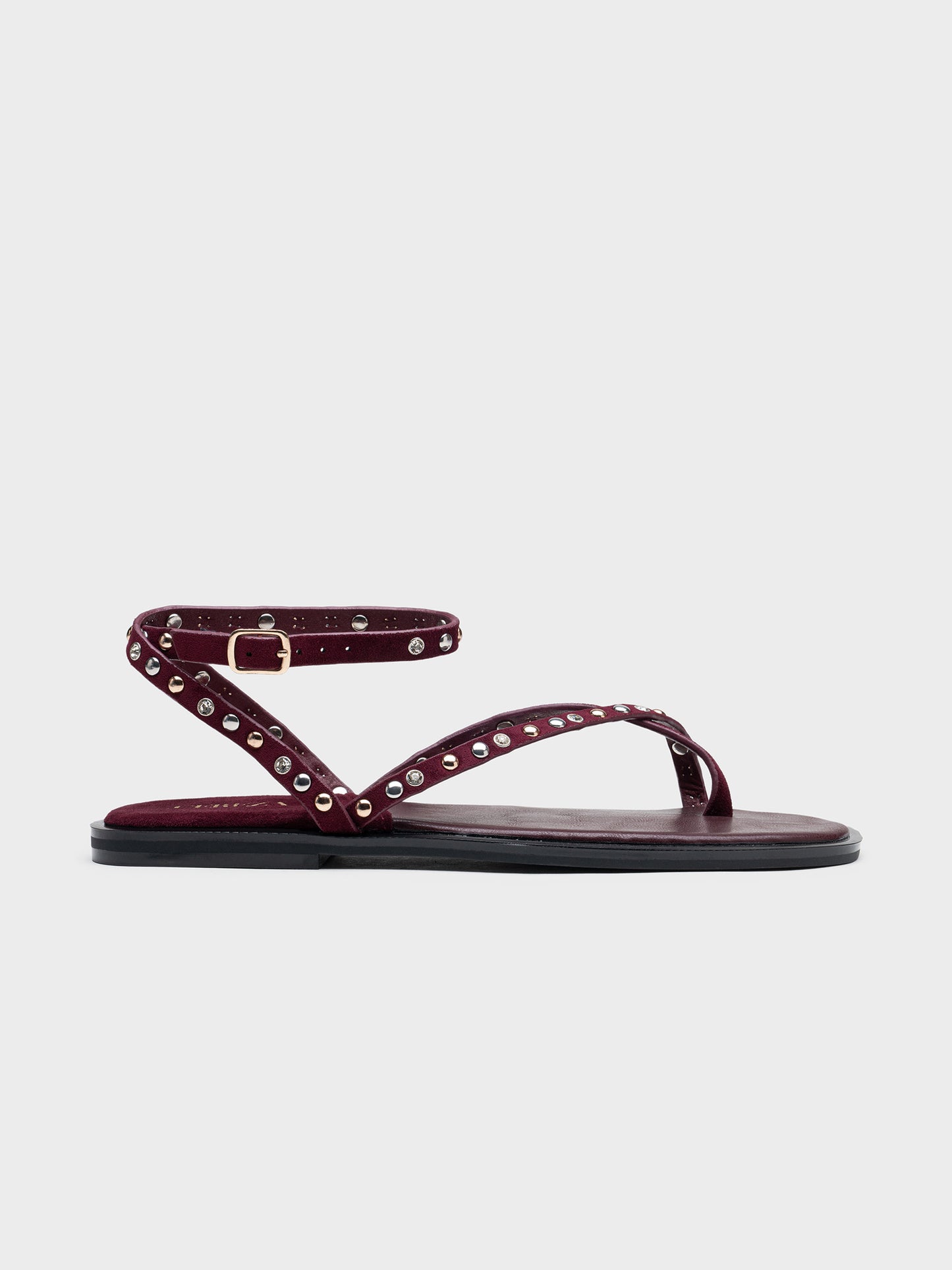 SANDALIA PLANA TACHUELAS BURGUNDY