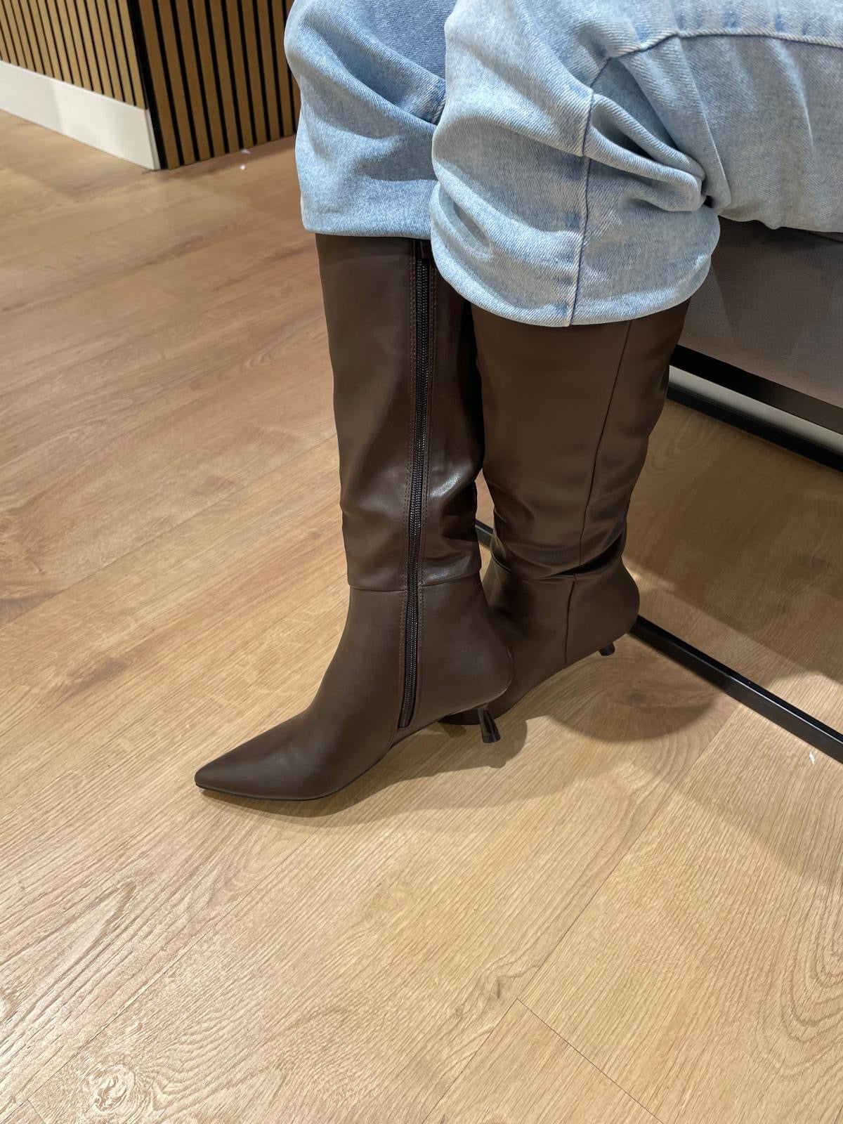 BOTA ALTA MARY TACÓN KITTEN MARRÓN