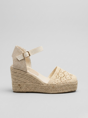 ALPARGATA CUÑA CALADA BEIGE