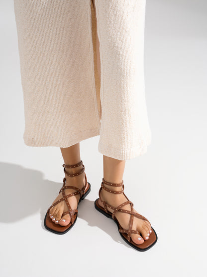 SANDALIA PLANA TACHUELAS ROMANA CAMEL