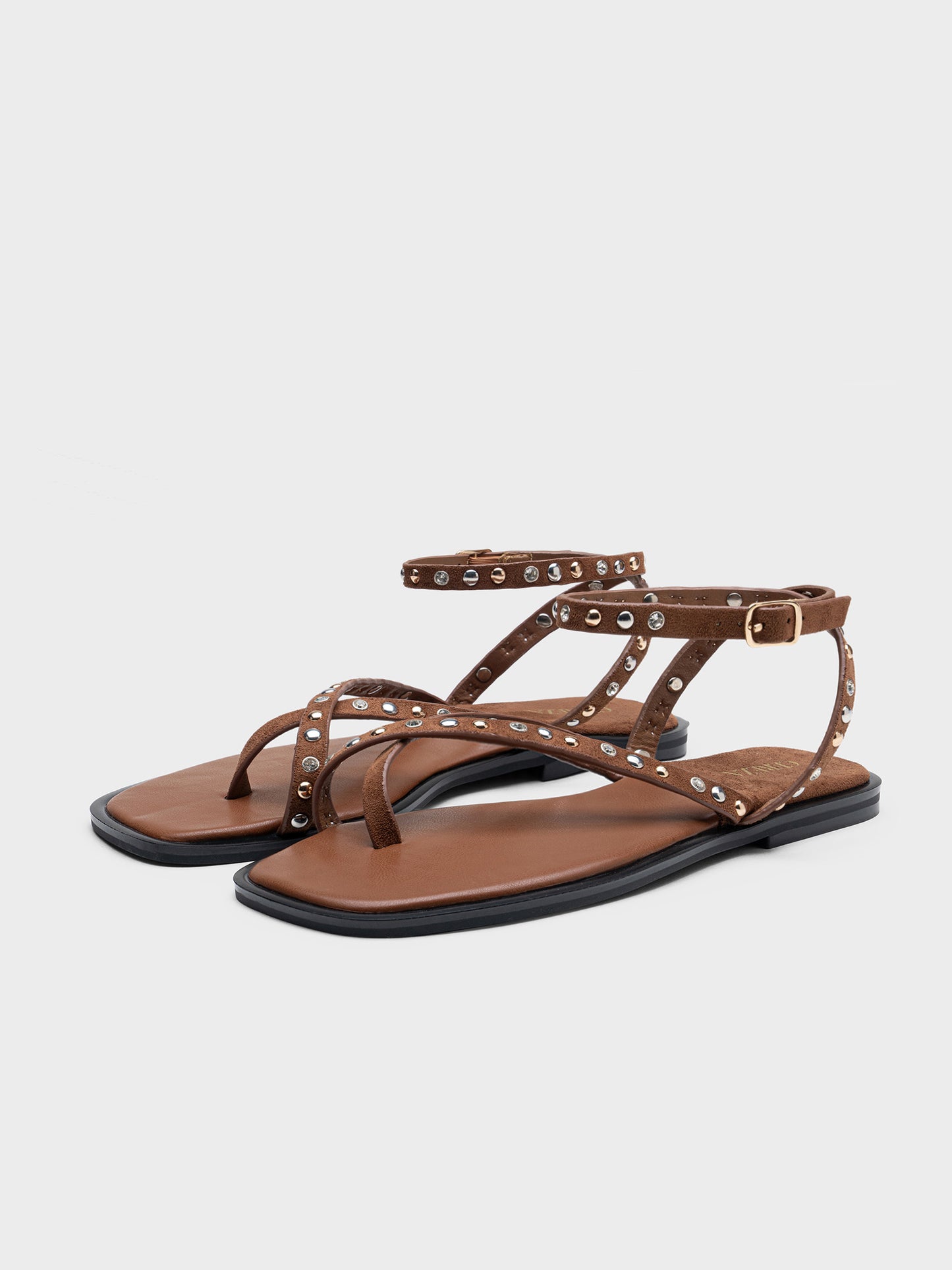 SANDALIA PLANA TACHUELAS CAMEL