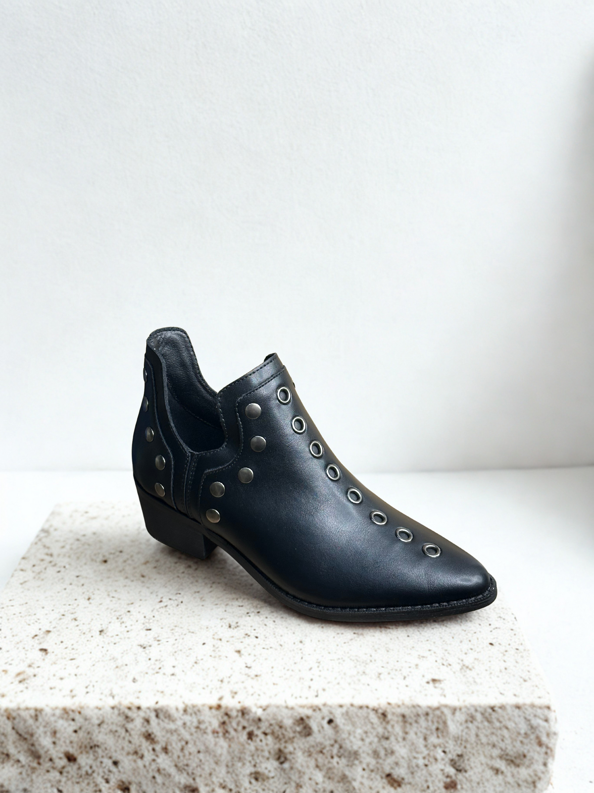 BOTIN CARNABY TACHUELAS PU BLACK