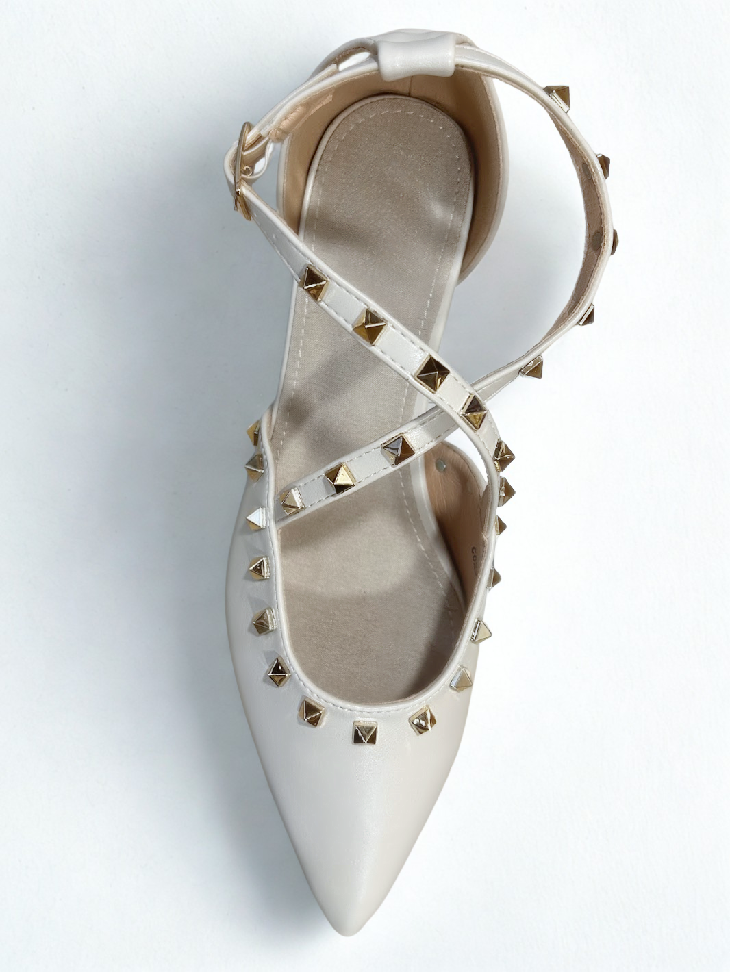 ZAPATO ARIANA TACHUELAS BEIGE