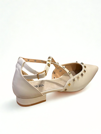 ZAPATO ARIANA TACHUELAS BEIGE