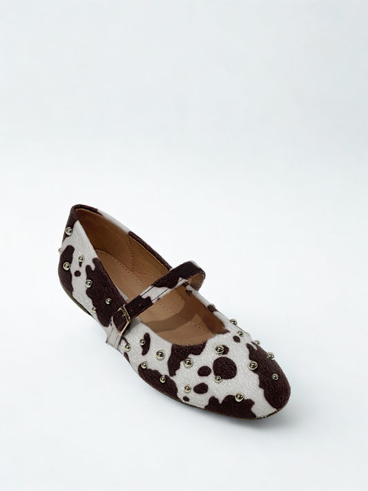 BAILARINA PLANA VACA TACHUELAS