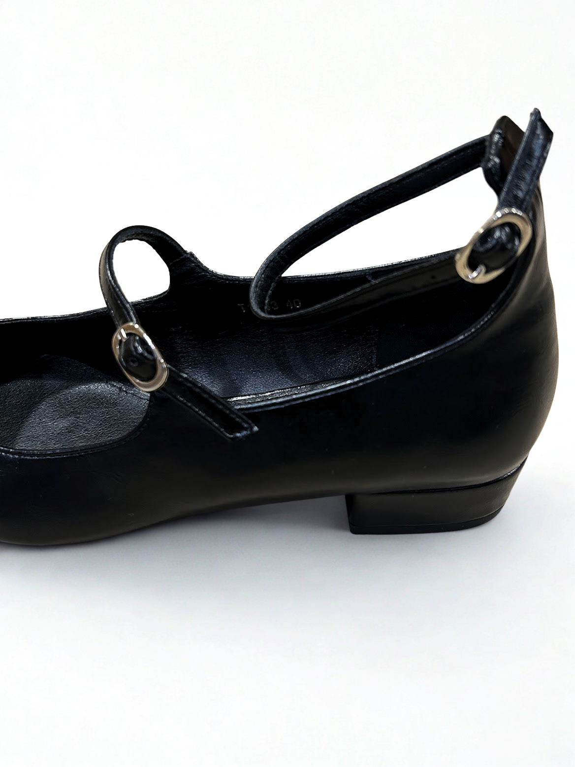 ZAPATO MARY JANE EN PUNTA NEGRO